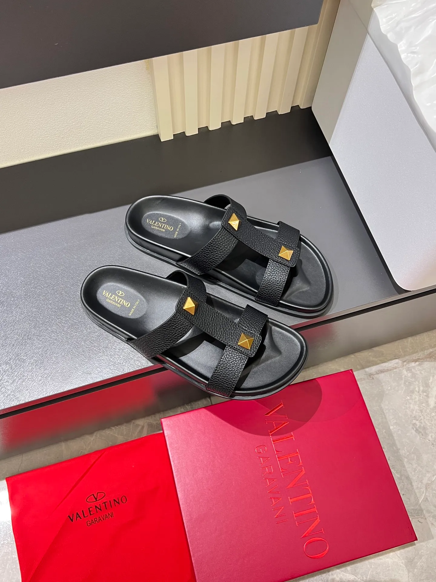 Men's shoes 💰p300 VALENTINO Men's 🧍‍♂️ Spring and summer new style metal logo flat slippers, elegant sandals, the same style worn by celebrities, original molding, imported calfskin. Rubber outsole. Soft and durable, full set of counter packaging size: 39-44 (.45.46 customized)